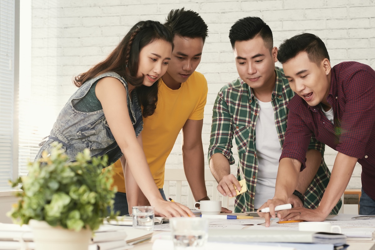 Creative team building arts and crafts workshop